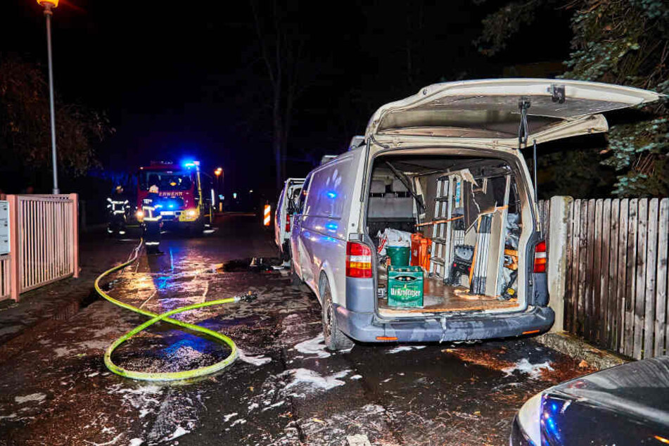 Die Feuerwehr war im Einsatz, um die beiden Transporter zu löschen.