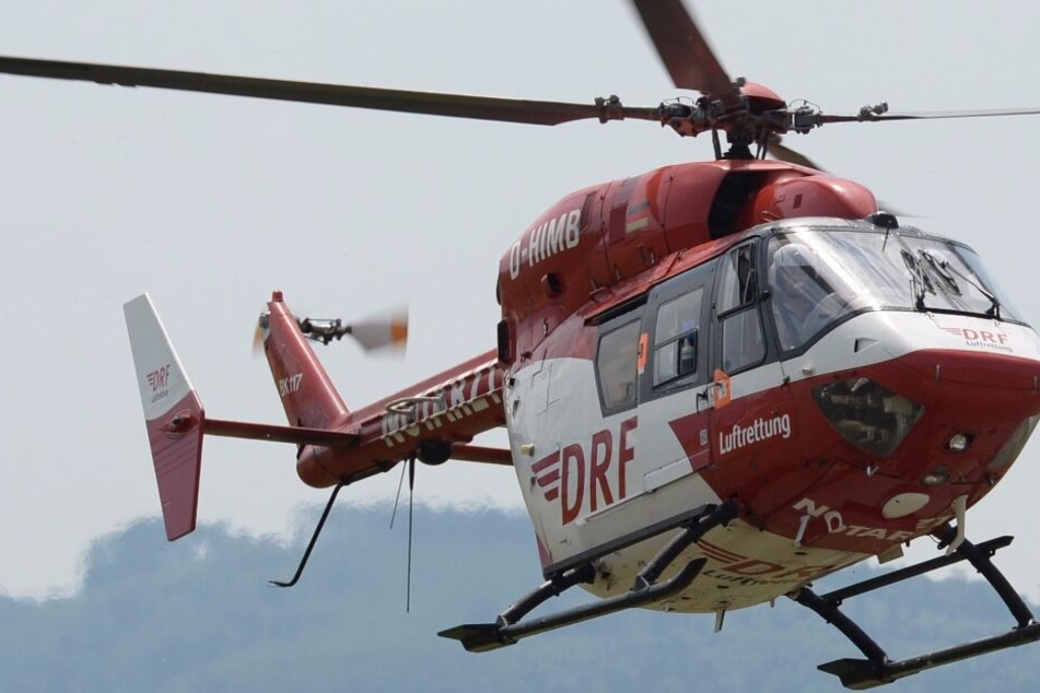 Ein fünfjähriges Mädchen wurde mit einem Rettungshubschrauber in eine Klinik gebracht. (Symbolbild)