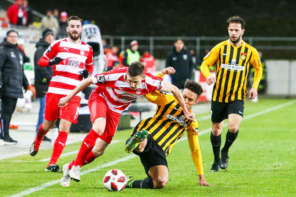 Christian Bickel (l., im Zweikampf mit Raphael Jamil Dem), lieferte beim 3:0 gegen die SG Sonnenhof Großaspach ein starke Partie ab und wird am Samstag in Münster wohl wieder in der Zwickauer Startelf stehen.