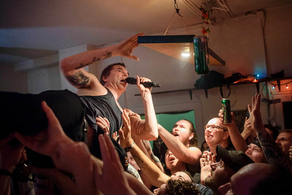 Hier ist Campino beim Konzert in einem privaten Bandproberaum in Chemnitz zu sehen. Für das Konzert am Sonntag in der Arena gibt‘s noch ein paar Resttickets.