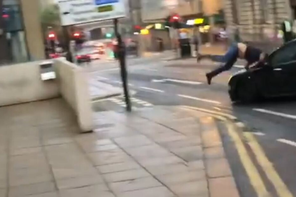 Der schreckliche Moment: Das Auto rammt den Unbekannten so hart, dass er durch die Luft fliegt.