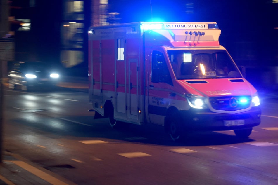 Kollision mit Ampel: Motorradfahrer verstirbt noch am Unfallort