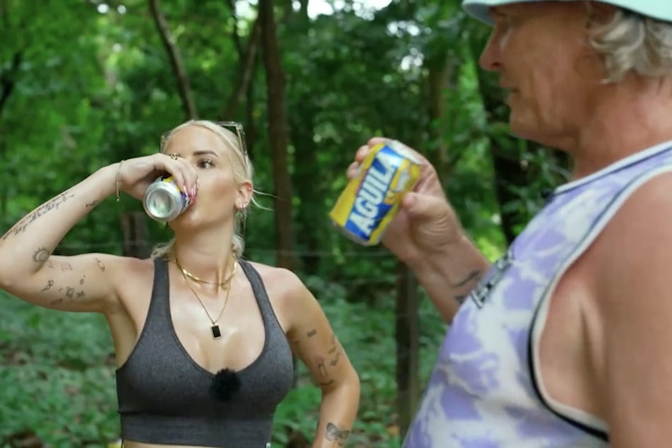 Gina Beckmann (24) und Stephan "Steff" Jerkel (55) gönnen sich ein Bier.