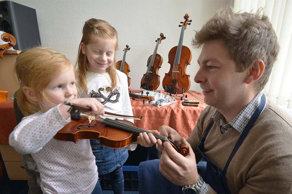 Qualitätsintrumente, auch für die Kleinen: Die Schwestern Klare (6, l.) und Elsa (4) testen die Geigen von Fabian Bönsch (31).