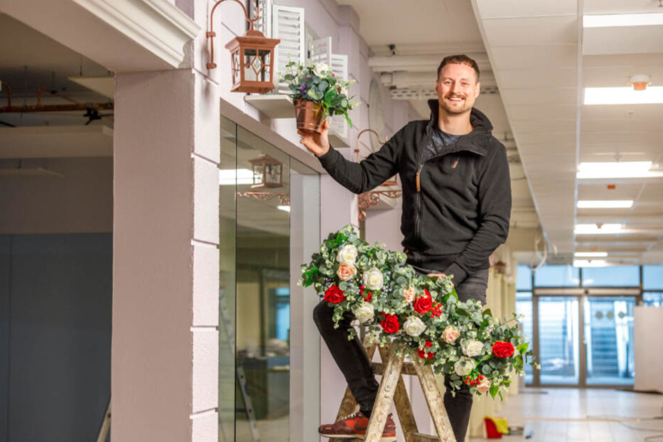 Philipp Herrmann (31) dekoriert die "Häuserfassaden" mit Rosen-Arrangements.