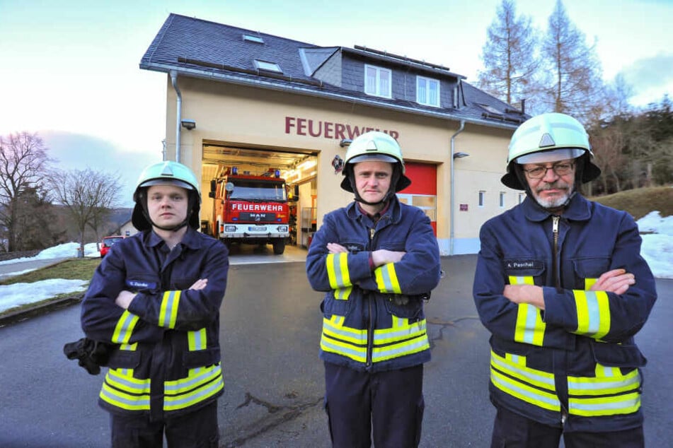 Sebastian Zander (26, v.l.), Hauptbrandmeister Christian Zießler (41) und Brandmeister André Peschel (61) von der FFW Wolkenstein können keinen Bereitschaftsdienst mehr leisten.