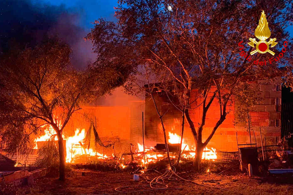 Dieses von der Feuerwehr zur Verfügung gestellte Bild zeigt ein Waldbrand in der Nähe der sardischen Stadt Tortoli.