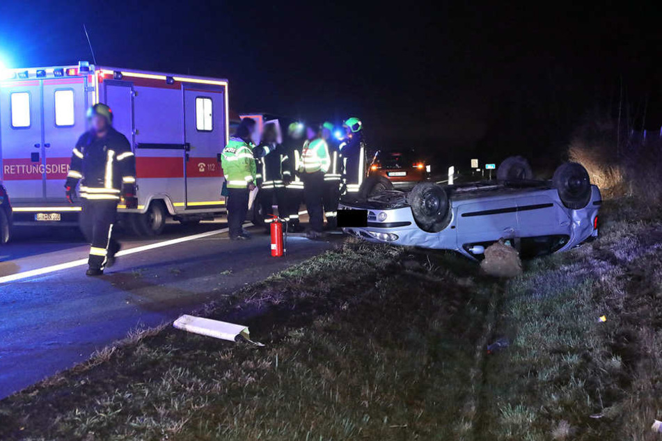 Ein Autofahrer hatte sich neben der Autobahn überschlagen.