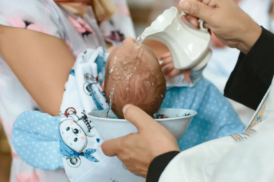 Die Frau wurde in den 50er Jahren als Baby getauft. (Symbolbild)