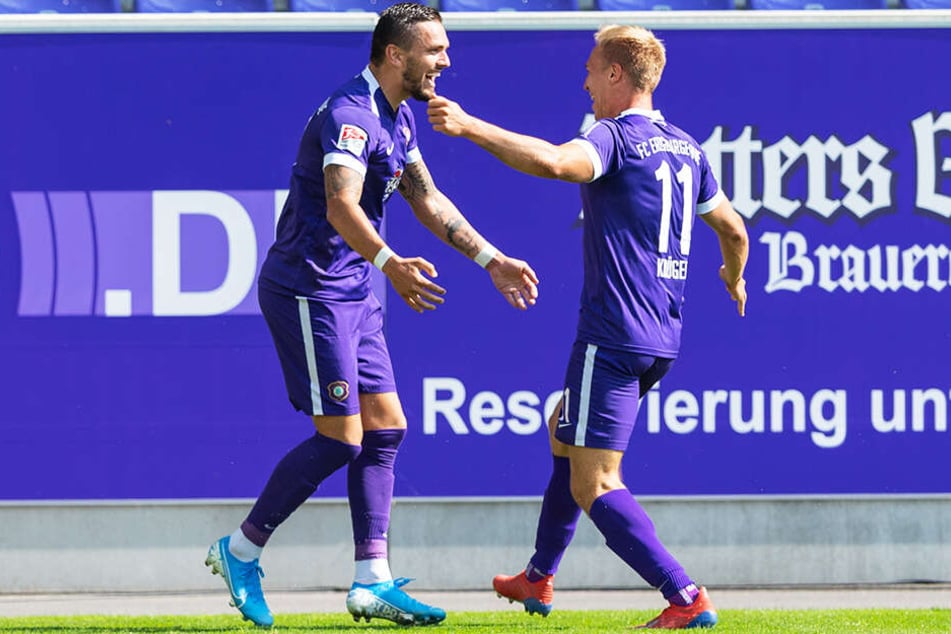 Aue-Stürmer Pascal Testroet beglückwünscht Florian Krüger zu dessen Treffer zum 1:0.