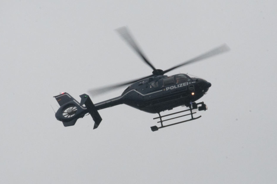 Bei der Suche nach dem Fahrer wurde ein Polizeihubschrauber eingesetzt. (Symbolfoto)