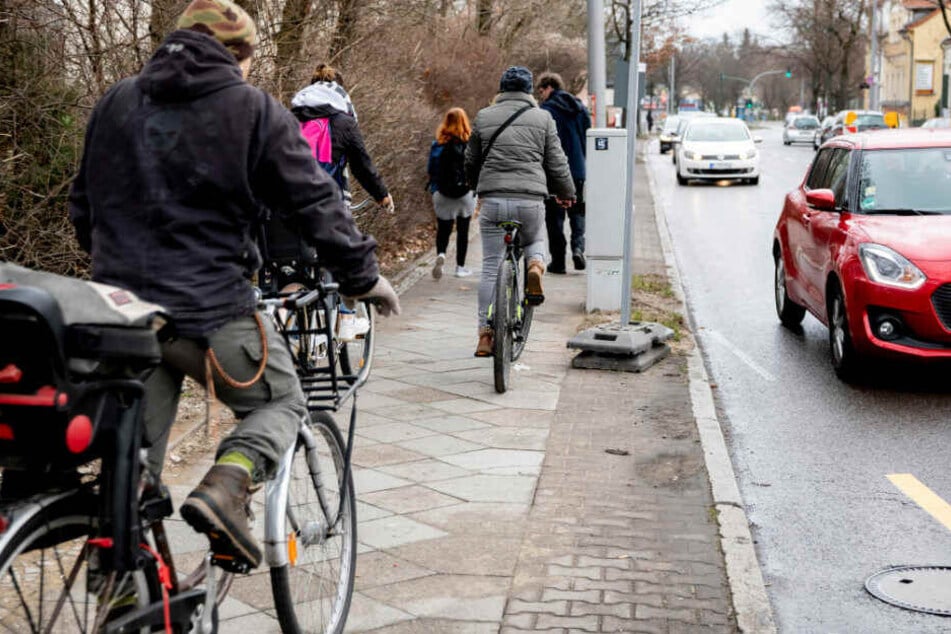 Mehrere Anwohner suchten mit Fahrrädern nach der Vermissten.