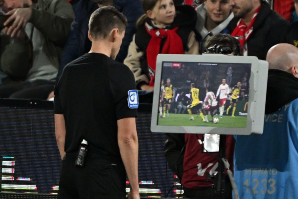 Schiedsrichter Daniel Siebert entschied nach Intervention von VAR Benjamin Cortus auf einen Platzverweis für FC-Verteidiger Jahmai Simpson-Pusey.