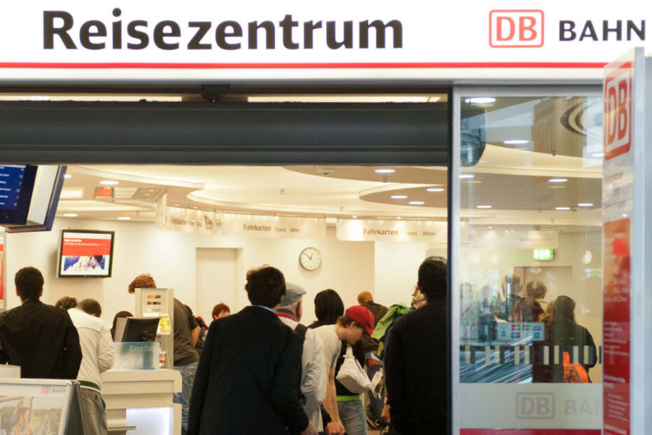 In DB-Reisezentren gehen Kunden, um sich über verpasste Anschlüsse zu beschweren oder Reisepakete zu buchen. (Archivbild)