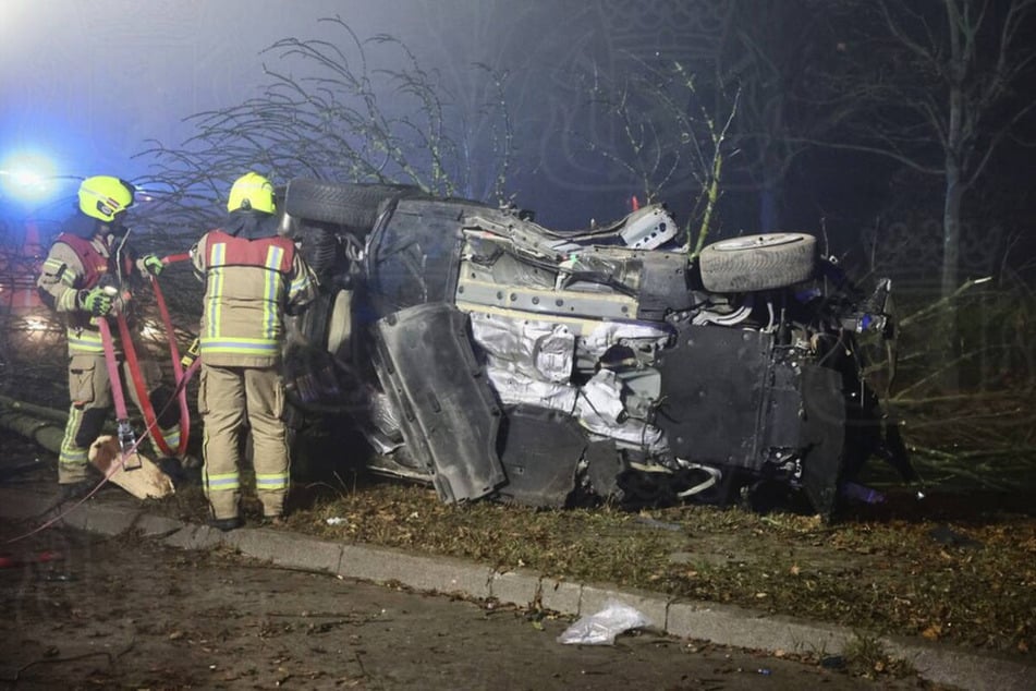 Die beiden Insassen mussten von der Feuerwehr aus dem Wrack befreit werden.
