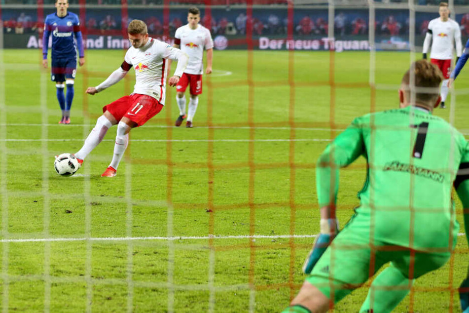 Beim anschließenden Elfmeter hatte Fährmann keine Chance, Werner traf zum 1:0. Am Ende gewann RB 2:1.