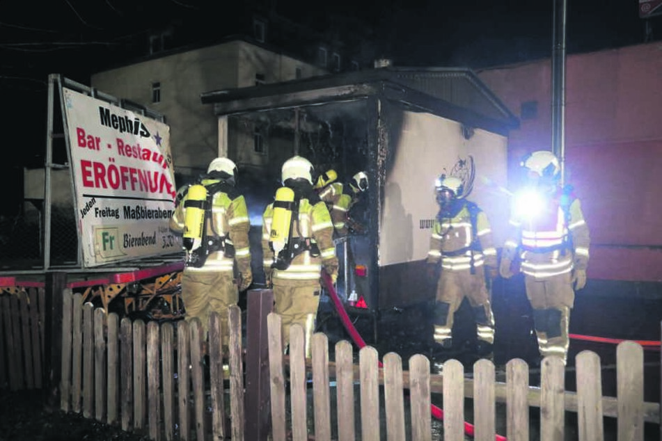 Die Feuerwehr konnte in der Nacht verhindern, dass die Flammen auf das Lokal übergreifen.