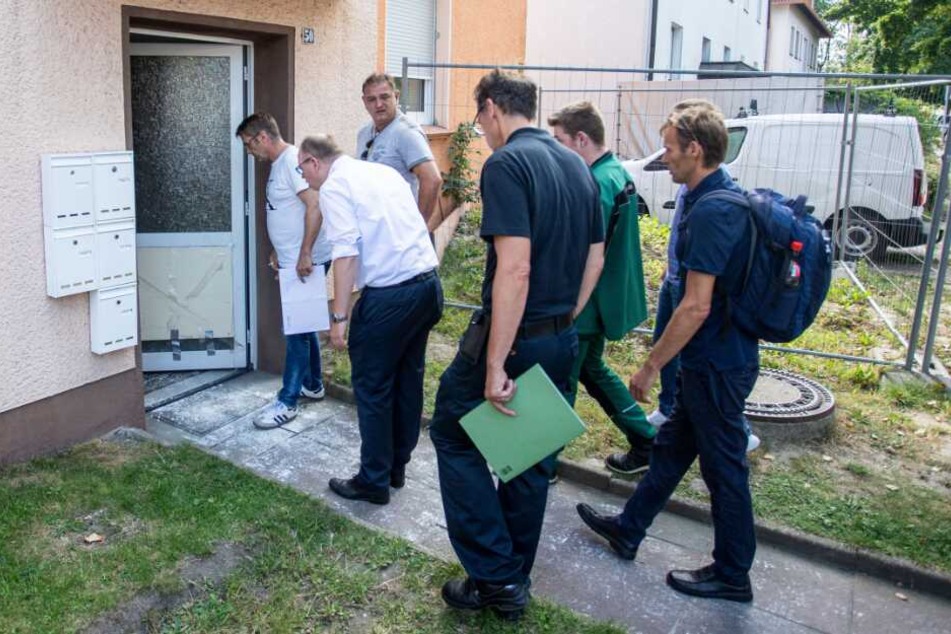 Experten von Ordnungsamt, Feuerwehr und Fachfirmen machten sich auch ein Bild in dem Haus.