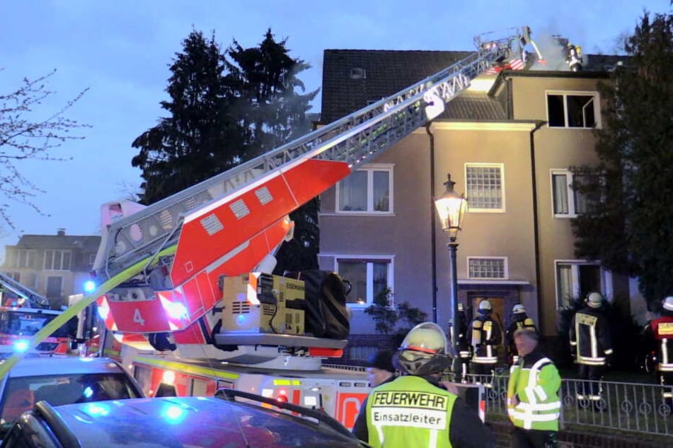 Die Feuerwehr erreichte den Brand im Dachgeschoss über Drehleitern.