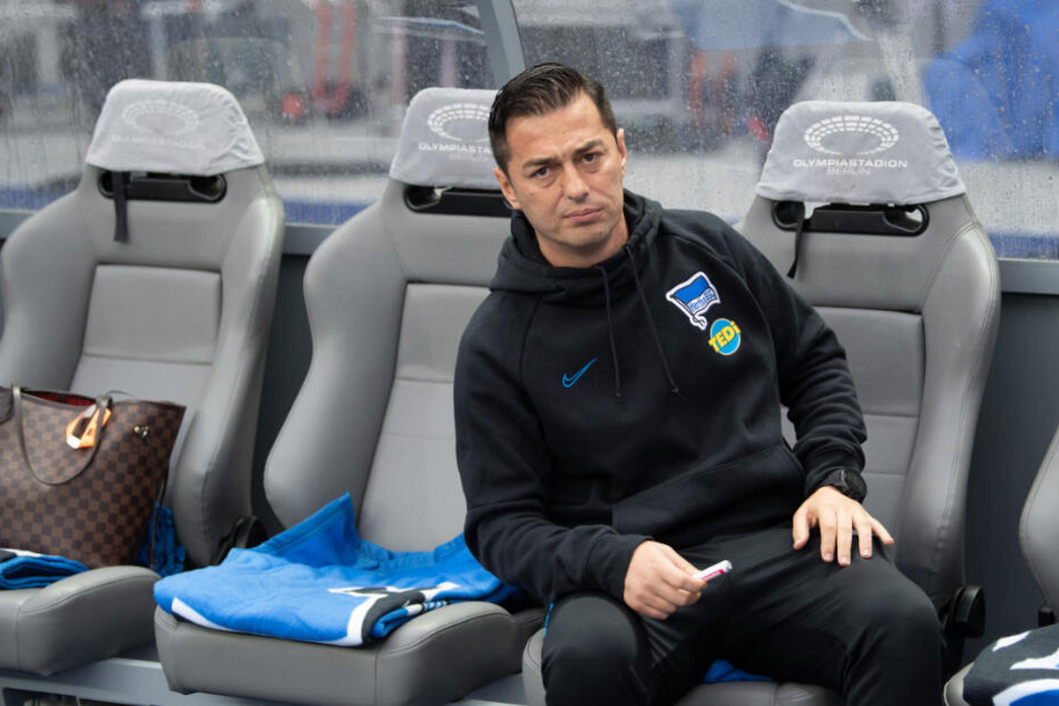 Herthas Trainer Ante Covic sitzt vor Spielbeginn auf der Bank. (Archivbild)