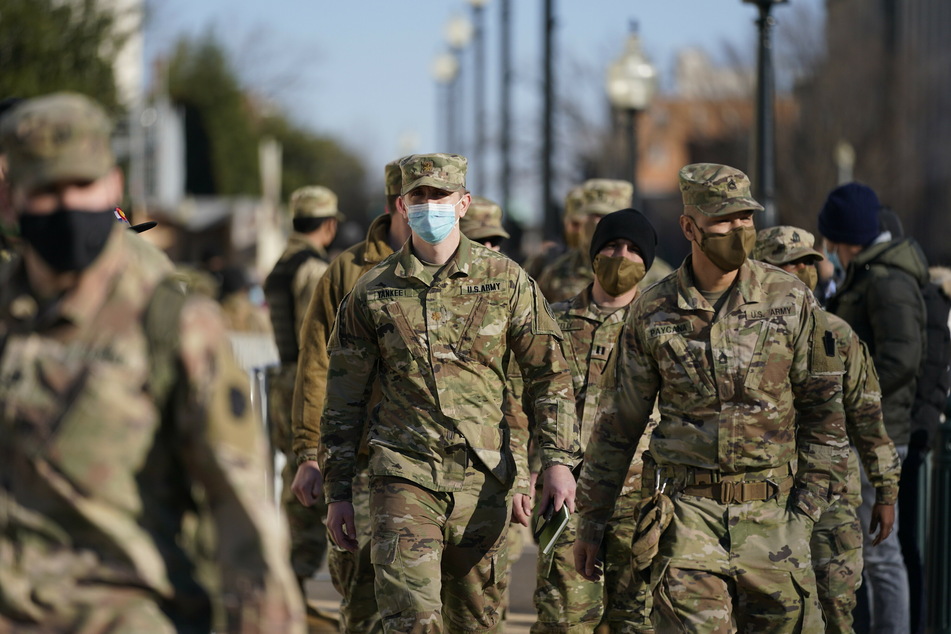 Soldaten der DC National Guard, einem Teil der US-Nationalgarde, patrouillieren rund um das Kapitol Gelände.