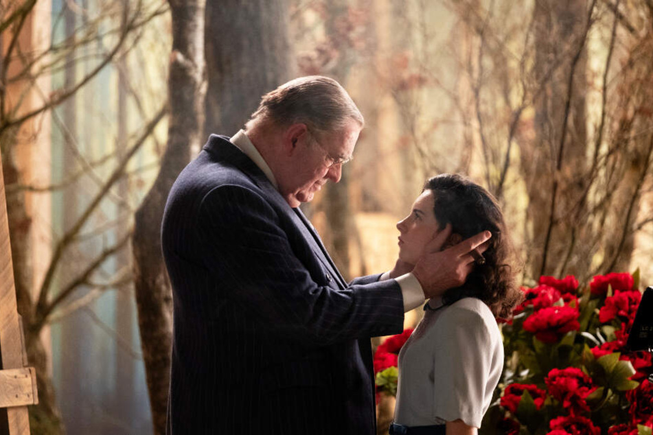 Der mächtige Studioboss Louis B. Mayer (Richard Cordery) zeigt Judy Garland (Darci Shaw) klar auf, wer der Boss ist.