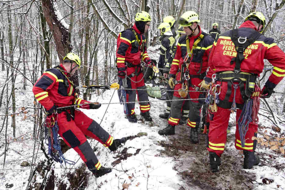 Die Einsatzkräfte übten eine Rettungsaktion in unwegsamen Gelände.