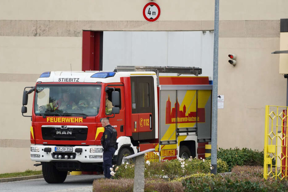 Ein Feuerwehrfahrzeug fährt durch das Tor der JVA Bautzen.