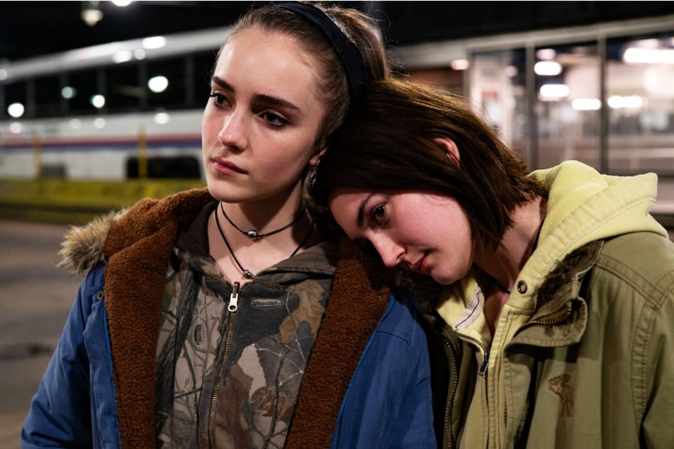 Eine Schulter zum Anlehnen kann Autumn Callahan (r., Sidney Flanigan) bei all ihren Problemen gut gebrauchen. Cousine Skylar (Talia Ryder) ist gerne für ihre enge Freundin da.