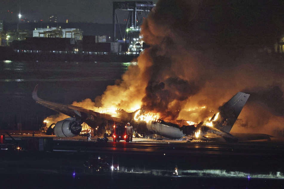Das Passagierflugzeug ist bei der Landung auf dem Tokioter Flughafen Haneda in Brand geraten.