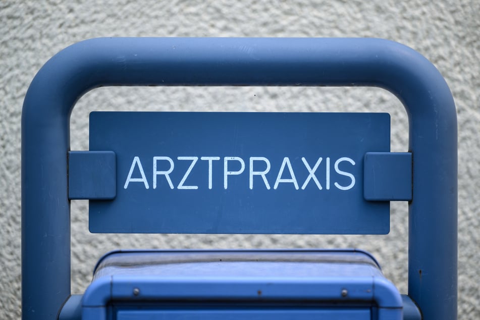 Geplant sind Ausgabenbremsen bei Praxen, Kliniken und Pharmabranche. (Symbolbild)