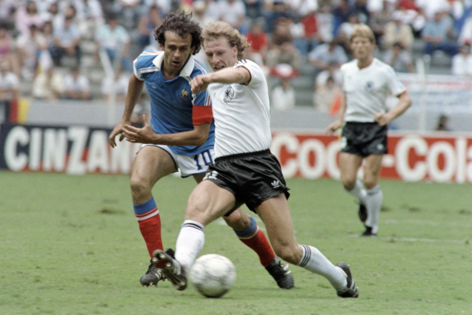 Auch im WM-Halbfinale 1986 standen sich HSV-Legende Wolfgang Rolff (63, M.) und Weltstar Michel Platini (67, l.) gegenüber - wie im Europokal 1983 triumphierte der Deutsche.