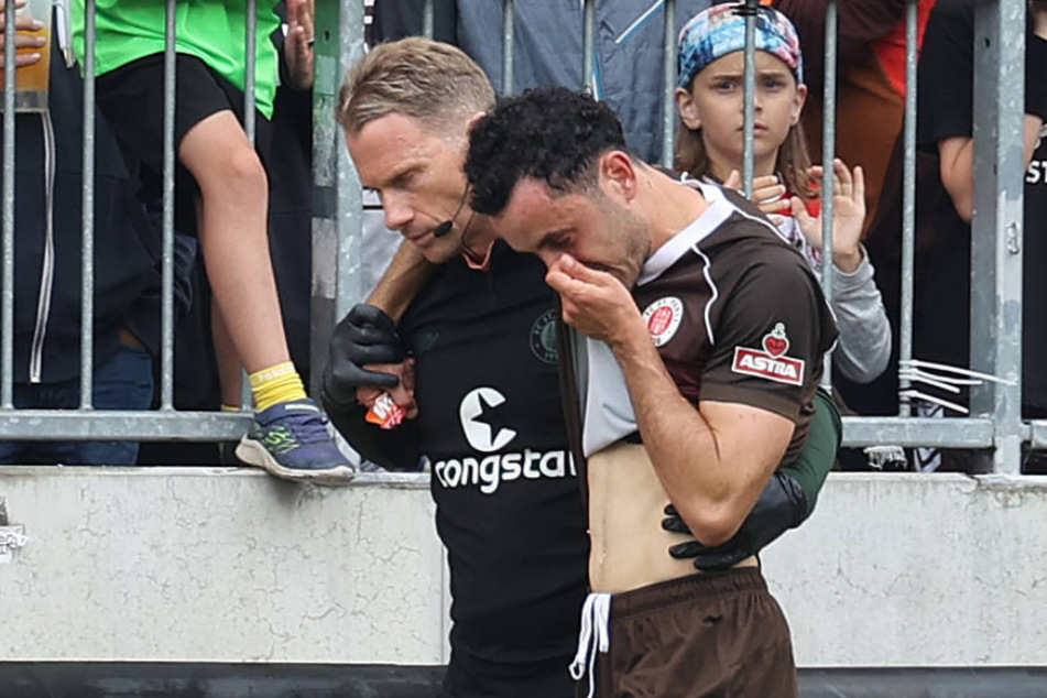 St. Paulis Manolis Saliakas musste mit Tränen in den Augen ausgewechselt werden.