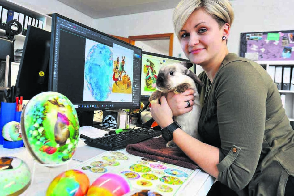 Designerin Christiane Beck lässt sich bei der Arbeit an neuen Motiven von Osterhase "Lümmel" inspirieren.