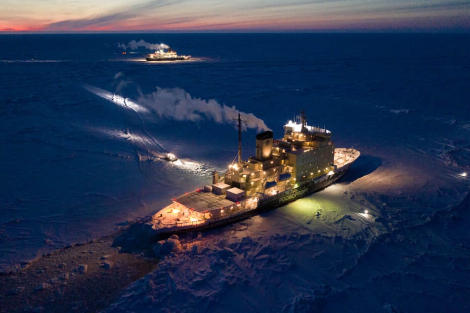 Das Versorgungsschiff "Kapitan Dranitsyn" (im Vordergrund) ist zur "Polarstern" vorgedrungen.