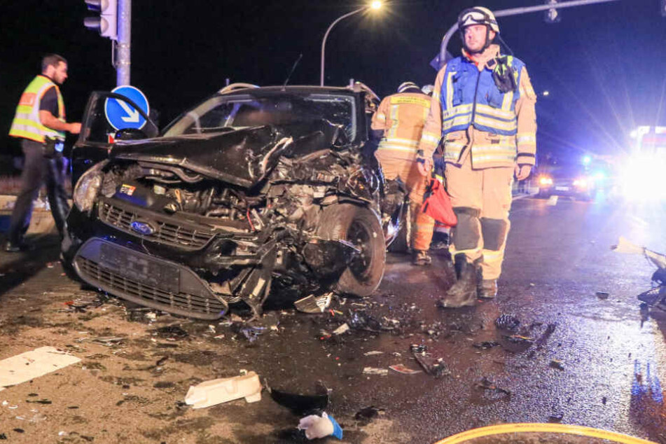 Eine 50 Jahre alte Frau musste von der Feuerwehr aus einem Ford geschnitten werden.