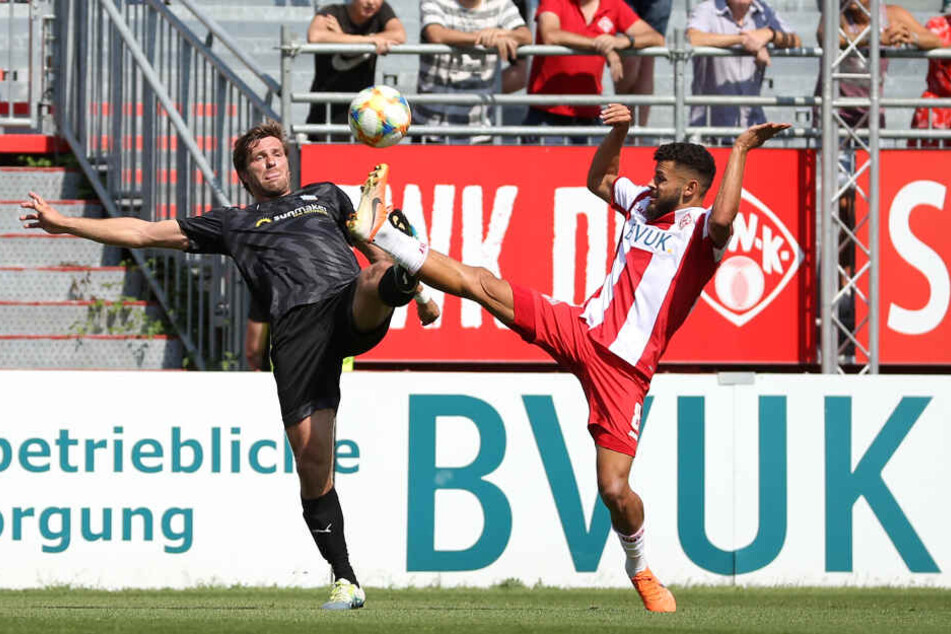 Ronny König im Zweikampf mit Dave Gnaase.