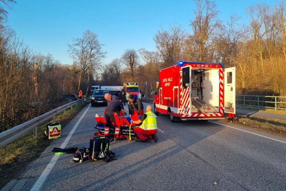 Rettungskräfte behandelten den schwer verletzten 63-Jährigen und brachten ihn in ein Krankenhaus.