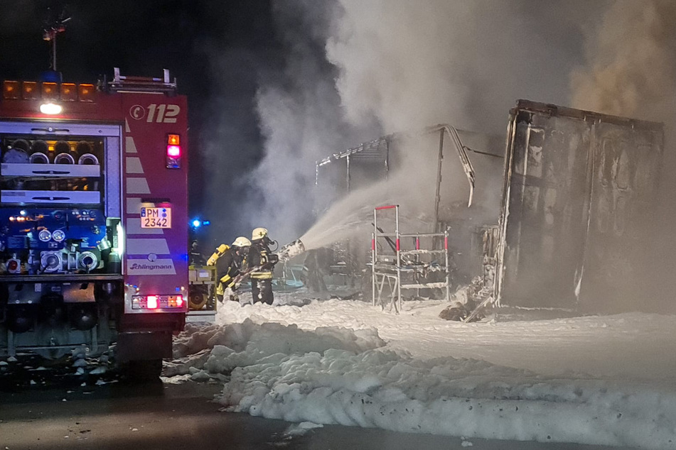 Meterhohe Flammen! Lkw-Anhänger fängt während Fahrt auf der A2 an zu brennen