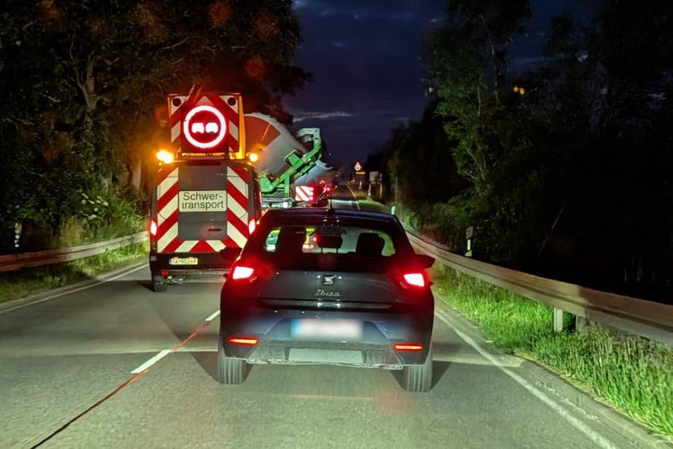 Autofahrer hinter dem Schwertransport waren dahinter "gefangen".