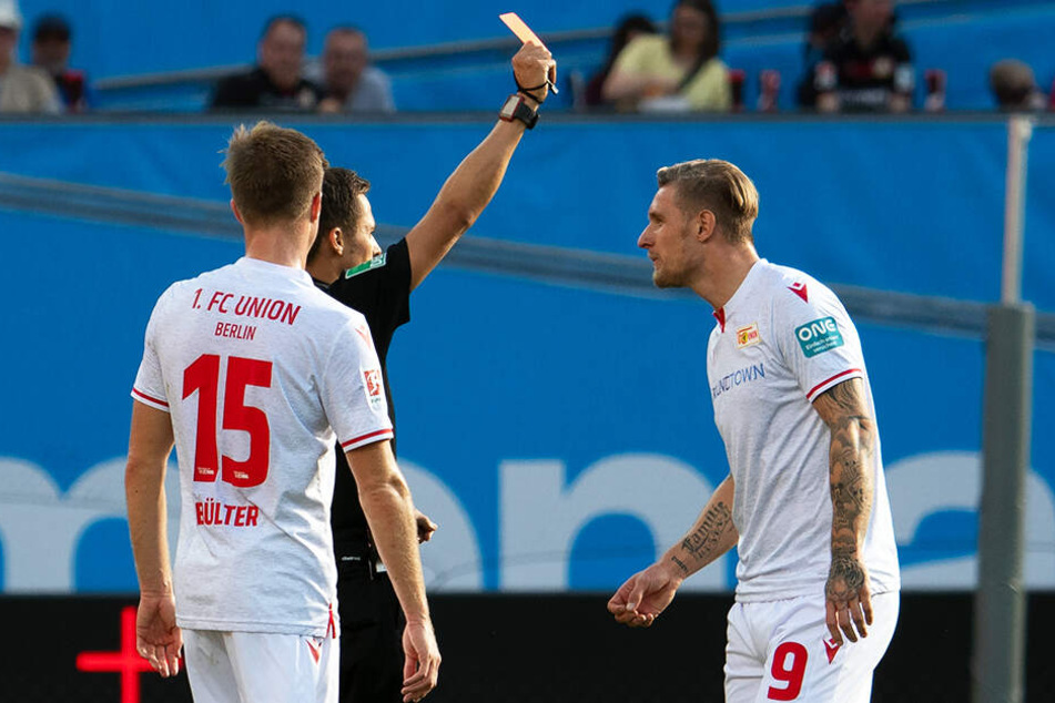 Union-Angreifer Sebastian Polter (r.) sah nach einem harten Foul kurz nach seiner Einwechslung die Rote Karte und erwies seiner Mannschaft somit einen Bärendienst.