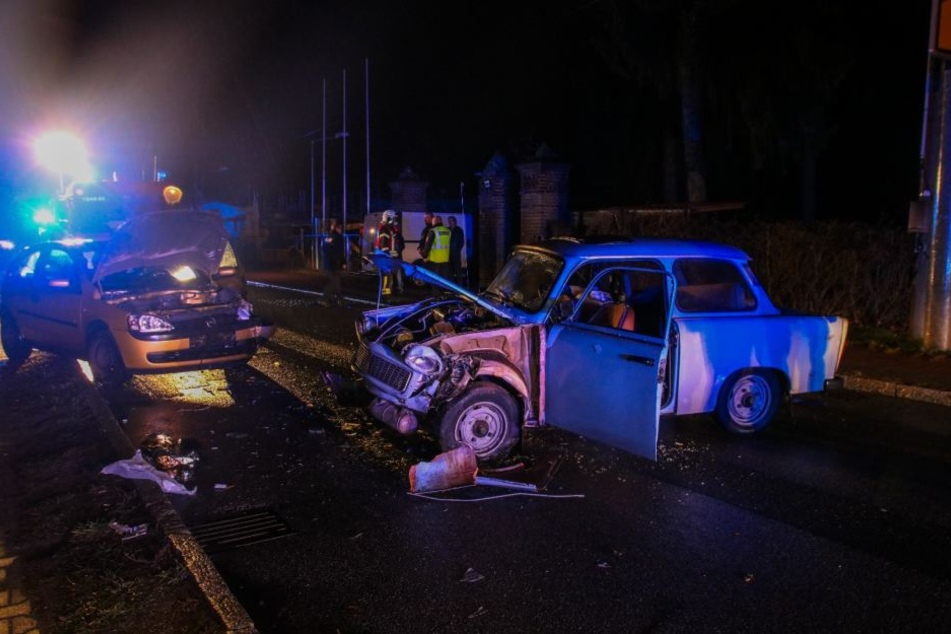 Bei einem Frontalcrash in Marwitz wurden am Freitagabend zwei Autos, darunter ein Trabi, geschrottet.