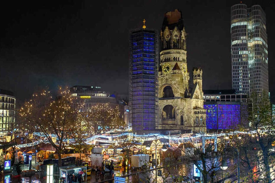 Der Weihnachtsmarkt am Breitscheidplatz ist am Fuße der Gedächtniskirche in Berlin.