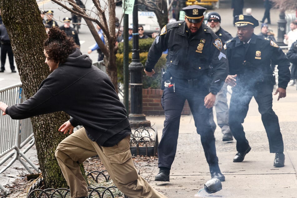Selbst gebaute Sprengsätze bei Demo: FBI durchsucht Wohnungen zweier Verdächtiger