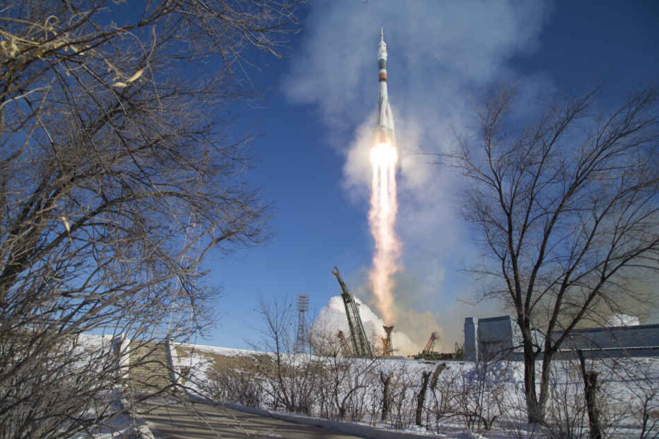Eine Sojus-Rakete startet in Baikonur (Kasachstan) ihren Flug zur Internationalen Raumstation ISS. An Bord sind drei Astronauten.