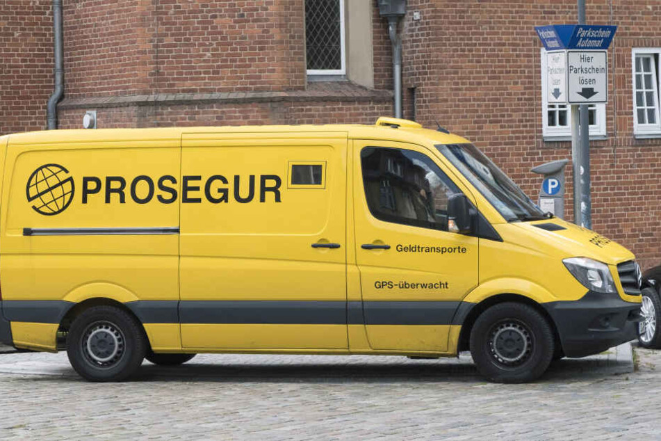 Geht es nach ver.di, bleiben Geldtransporter am Mittwoch in den Depots. (Symbolbild)