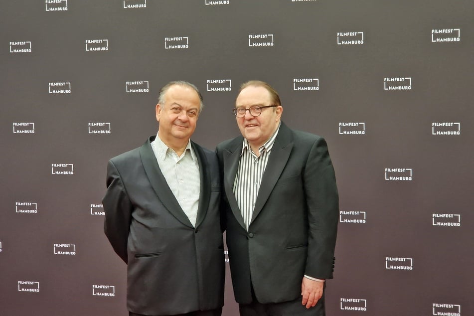 Albert Wiederspiel (62, l.) und Ehemann Gustav-Peter Wöhler (67) kamen im Partnerlook und das mit voller Absicht, wie das Paar den Fotografen verriet.