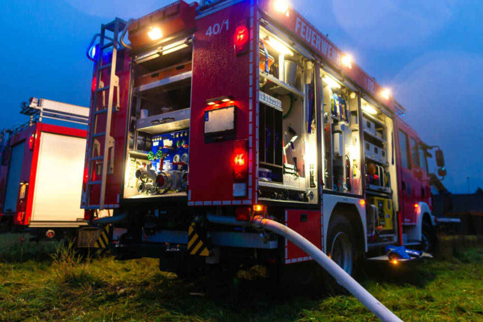 Auch ein Feuerwehrmann und zwei Mitarbeiter des Rettungsdienstes mussten medizinisch versorgt werden (Symbolbild).