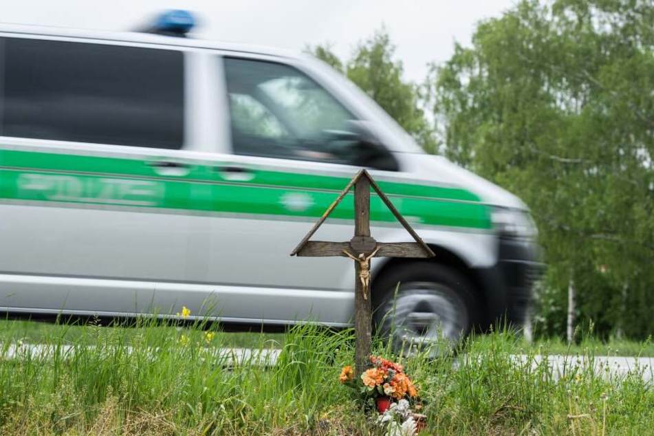 Autofahrerin wird bei Horror-Crash aus Wagen geschleudert und stirbt