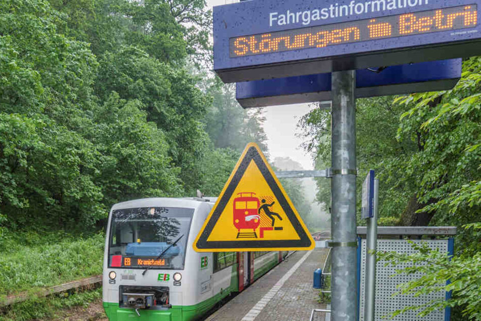 Am Bahnübergang Legefeld hat das Unwetter für Fahrt-Unterbrechung gesorgt. Die Strecke Bad Berka – Legefeld ist komplett gesperrt.
